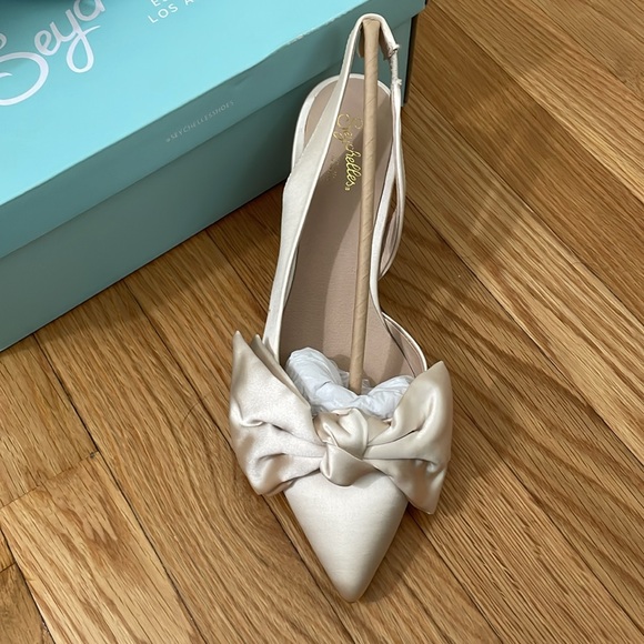 Seychelles Ivory Satin Bow Kitten Heels - Picture 2 of 9